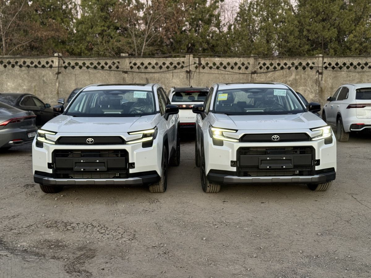 Две белые Toyota RAV4 на площадке в Бишкеке
